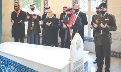  ?? (Jordanian Royal Palace/Reuters) ?? JORDAN’S KING Abdullah II and members of the royal family pray at tombs of royalty in the Raghdan Palace in Amman earlier this month.
