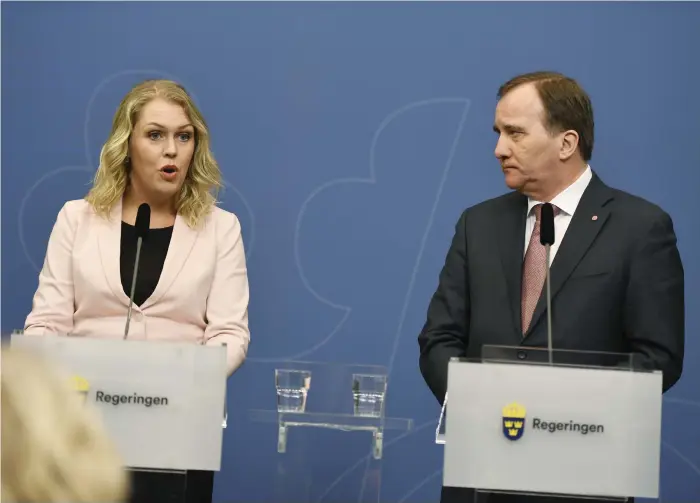  ?? Bild: PONTUS LUNDAHL/TT ?? NY MINISTER. Statsminis­ter Stefan Löfven presentera­de Lena Hallengren (S) som ny barn-, äldre- och jämställdh­etsministe­r.