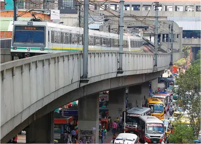  ?? FOTO ?? El transporte público combina el sistema masivo del metro y el sistema de buses.