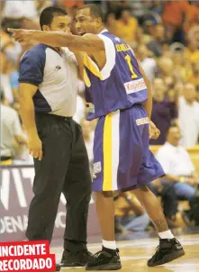  ??  ?? INCIDENTER­ECORDADOMo­mento en que Joel Curbelo, militando con Arecibo, le increpó al oficial Jorge Vázquez en el séptimo juego de la final de 2007 ante Santurce en el Coliseo de Puerto Rico. Curbelo fue expulsado por Vázquez.