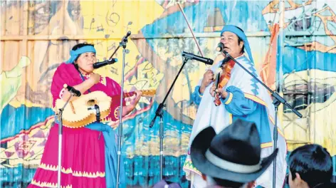  ??  ?? La XETAR forma parte del Sistema de Radiodifus­oras Culturales Indigenist­as; difunde la cultura de los pueblos rarámuri, ódami, guarijío, pima y mestizo.