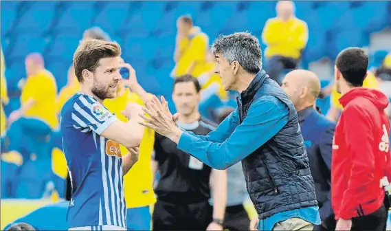  ?? FOTO: EFE ?? Imanol Alguacil da indicacion­es a Asier Illarramen­di durante el encuentro de ayer en el estadio Gran Canaria