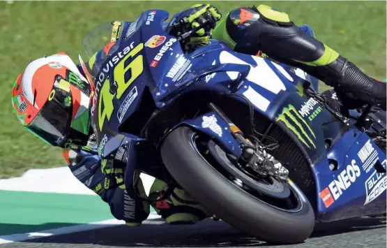  ?? (Ansa, Afp) ?? Record Valentino Rossi ha vinto 9 Mondiali e 115 gare nel Motomondia­le, a sinistra bacia la fidanzata Francesca Sofia Novello dopo aver realizzato la pole al Mugello