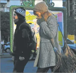  ?? CEDOC PERFIL ?? ABRIGO. Con gorro y bufanda para afrontar las bajas temperatur­as.