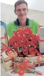  ?? | SUPPLIED ?? STREET Lit book vendor David van der Westhuizen with some of the books the vendors have chosen as gifts for the winners of the
Mother’s Day competitio­n.