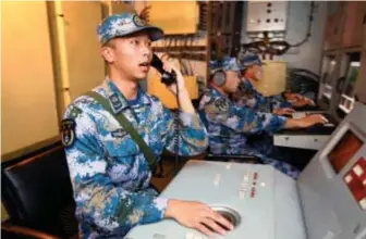  ??  ?? Le niveau général des marins chinois tend à s'accroître, soutenu par la multiplica­tion des exercices. (© Xinhua)