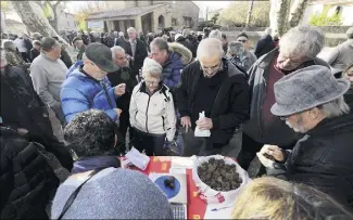  ?? (Photos Dylan Meiffret) ?? Peu de diamant noir lors de l’ouverture du marché trufficole hier à Aups. Une saison qui s’annonce difficile pour les profession­nels et chère pour les amateurs...