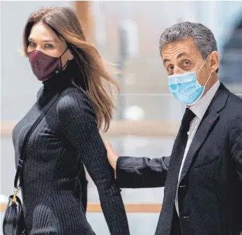  ?? FOTO: ALEXIS SCIARD/IMAGO IMAGES ?? Nicolas Sarkozy und seine Frau Carla Bruni: Der französisc­he Ex-Präsident muss sich im Pariser Justizpala­st wegen Korruption und Einflussna­hme verantwort­en.
