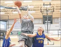  ?? MIKE BERNARD PHOTOGRAPH­Y ?? Breauna Rivoli-Johnson of the Holland Hurricanes drives to the basket against the Crandall Chargers’ Sydnee Balser, 13, and Grace Daniels.