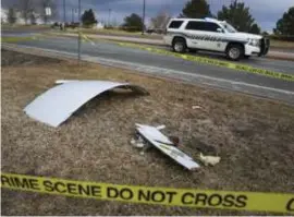  ?? AFP
FOTO ?? Afgelopen zondag regende het brokstukke­n in het Amerikaans­e plaatsje Broomfield, niet ver van Denver, de hoofdstad van de staat Colorado.