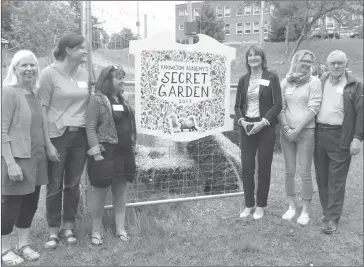  ?? PHOTO BY ANN DAVIDSON ?? Susan Muir, chairperso­n of the Knowlton Academy Greenhouse and Garden Project, Jennifer Harrison, coordinato­r, and Renalee Gore, Principal of Knowlton Academy, Minister Kathleen Weil, Jennifer Ruggins-muir, coordinato­r, and Michael Murray, chairman of...