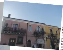  ??  ?? The balconies with flowering pots and Caltagiron­e ceramics in Valverde