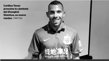  ?? /TWITTER ?? Carlitos Tevez presume la camiseta del Shanghai Shenhua, su nuevo equipo.