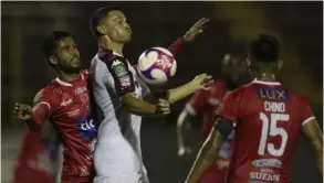  ?? JOsE CORDERO ?? En el Apertura 2020, el Saprissa se fue de Guápiles con un pálido empate 0-0. Colindres y Alvarado disputaron el balón.