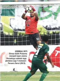  ?? ANGGER BONDAN/JAWA POS ?? KEMBALI INTI: Dimas Galih Pratama menjadi kiper utama Persebaya setelah laga perdana Liga 1 melawan Perseru Serui (25/3).