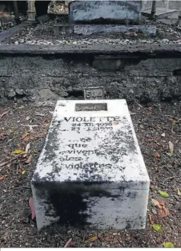 ??  ?? La tumba de la pequeña Violette, fallecida en 1959 con un mes de vida.