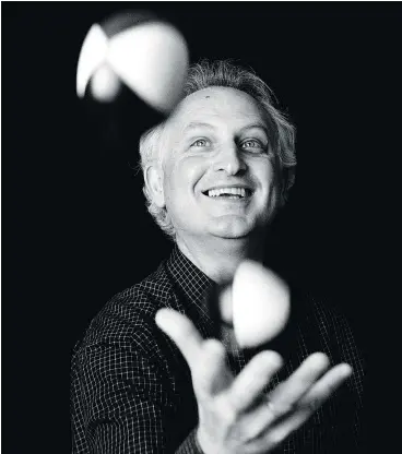  ?? — MACIEK NABRDALIK ?? James Geary, author of Wit’s End, likes to juggle balls — as well as ideas.