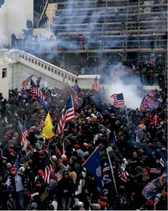  ??  ?? La prise d’assaut du Capitole par les partisans de Trump le 6 janvier, une insurrecti­on qui a ébranlé la démocratie américaine.