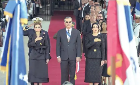  ?? CADIF FRÍAS ?? El presidente Luis Abinader, junto a la vicepresid­enta Raquel Peña y la primera dama, Raquel Arbaje, recibe los honores en el Congreso Nacional antes de la rendición de cuentas.