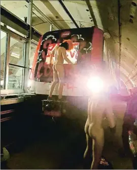  ??  ?? Imagen del ataque al metro con dos grafiteros desnudos