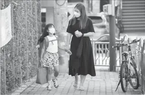 ?? [연합뉴스] ?? 수도권 전면 원격 수업 시행 직전인 지난달 25일 서울 마포구의 한 초등학교 앞에서 학부모가 자녀를 등교시켜주고 있다.