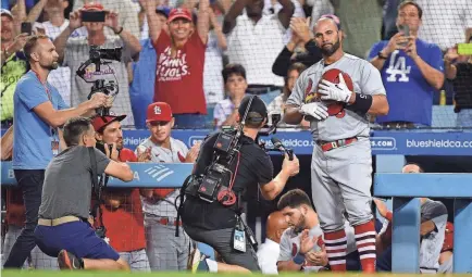  ?? GARY A. VASQUEZ/USA TODAY SPORTS ?? The Cardinals’ Albert Pujols acknowledg­es the crowd in LA after hitting his 700th homer.