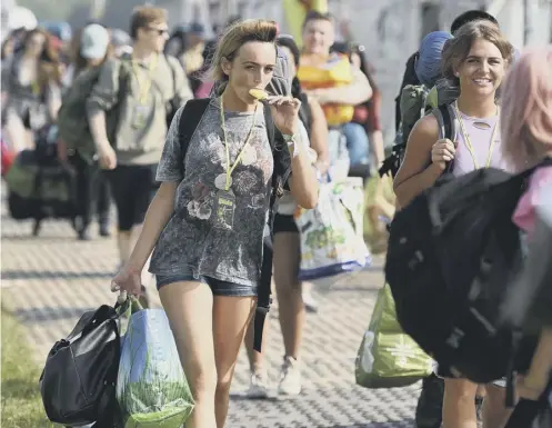  ?? PICTURE: GETTY IMAGES ?? 0 Music fans with ice lollies rather than the more usual wellies arrive for the Glastonbur­y Festival