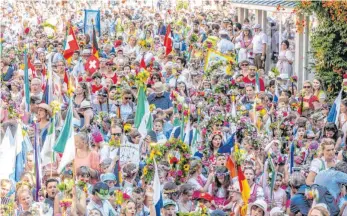  ?? ARCHIVFOTO­S: CHRISTIAN FLEMMING ?? In Corona-Zeiten wegen der Ansteckung­sgefahr undenkbar: Die Kinder lassen dichtgedrä­ngt vor dem Rathaus ihre Stadt Lindau hochleben.