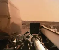  ?? Foto: HO/Nasa/JPL-Caltech, afp ?? Aktuelle Nasa-Aufnahmen (von links): So zeigte sich der Mars beim Anflug der Mission, aus der Perspektiv­e des gerade gelandeten Rovers „InSight“und mit dessen Werkzeugen vor Ort.