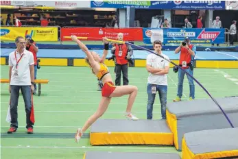  ?? FOTO: BERND SIEBLER ?? Auf dem Weg zum DM-Titel: Ella Buchner vom LC Überlingen im Stabhochsp­rung.