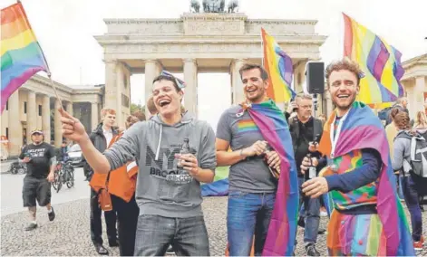  ?? FOTO: EFE ?? ►► Un grupo celebra ayer la aprobación del matrimonio gay ante la puerta Brandenbur­go, en Berlín.