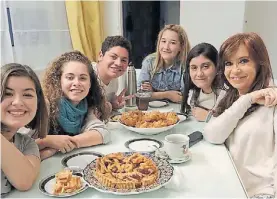  ??  ?? Merienda. Un grupo de jóvenes, días atrás, en el departamen­to de CFK.