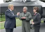  ?? AP ?? Trump inspeccion­a un F-35.