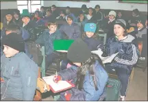  ??  ?? Las bajas temperatur­as se mantendría­n hasta el próximo martes. El MEC recomienda abrigar bien a los alumnos.