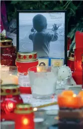  ?? (Ap) ?? San Pietroburg­o L’omaggio alle vittime dell’Airbus: sullo sfondo la foto della piccola Darina, morta a 10 mesi