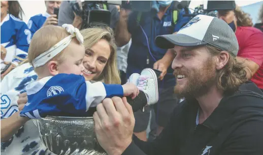  ??  ?? Blake Coleman et sa fille Charlie, 7 mois, mardi, à Tampa. – Associated Press: Luis Santana/Tampa Bay Times