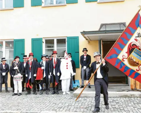  ?? Foto: Peter Wieser ?? Noch einmal schwenkte Jettingen-Scheppachs Bürgermeis­ter Christoph Böhm am Sonntag die Fahne. Mit der anschließe­nden Übergabe an das Komitee regiert nun die Burkhardia im Jettinger Rathaus.