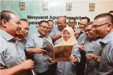  ??  ?? MOHD Fadzil (tiga kiri) bersama exco melihat buku laporan.