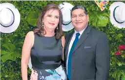  ??  ?? MATRIMONIO. Lizette Olivera y su esposo Omar García.