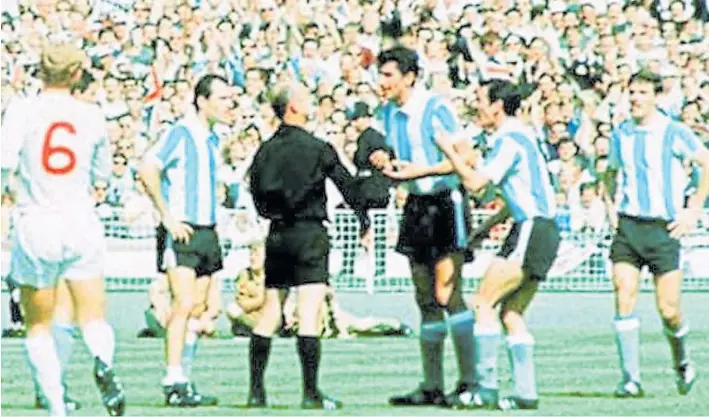  ??  ?? El escándalo. Estadio de Wembley, 23 de julio de 1966, cuartos de final del Mundial, Inglaterra-Argentina: el árbitro alemán Kreitlein expulsa al capitán de nuestra Selección, Rattin.