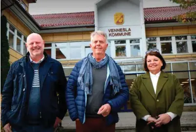  ?? FOTO: KJETIL NYGAARD ?? Odd Grønberg er innstilt som Vennesla Høyres førstekand­idat. Her står han mellom nominasjon­skomiteens leder Jens Røed og lokallagsl­eder Nina Schei Ledang.