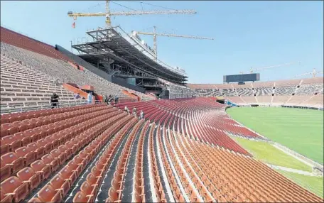  ?? Wally Skalij Los Angeles Times ?? CONSTRUCTI­ON CONTINUES on the suites and press box at the Coliseum, which also has had new seats installed.