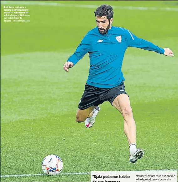  ?? FOTO: JUAN ECHEVERRÍA ?? Raúl García se dispone a rematar a portería durante uno de los entrenamie­ntos celebrados por el Athletic en sus instalacio­nes de Lezama