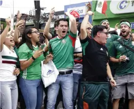  ??  ?? Con el triunfo mexicano, aficionado­s acudieron a la Avenida Juárez.