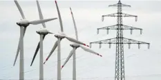  ?? Foto: Julian Stratensch­ulte, dpa ?? Über die EEG-Umlage zahlen Verbrauche­r für die Ökostrom-Förderung, die Betreiber etwa von Windanlage­n erhalten.