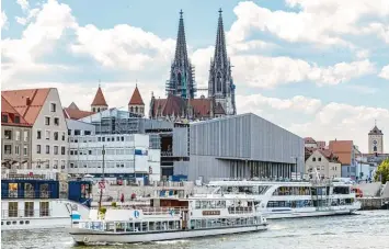  ?? Fotos: Armin Weigel, dpa ?? Noch ist das Museum der Bayerische­n Geschichte am Regensburg­er Donauufer nicht fertig. Am Wochenende war der umstritten­e Neubau zum ersten Mal fürs Publikum geöffnet. Und der Andrang war riesig.