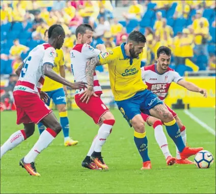  ?? FOTO: EFE ?? Livaja, en acción El delantero croata, con dos goles, se está convirtien­do en pieza importante en el éxito del equipo