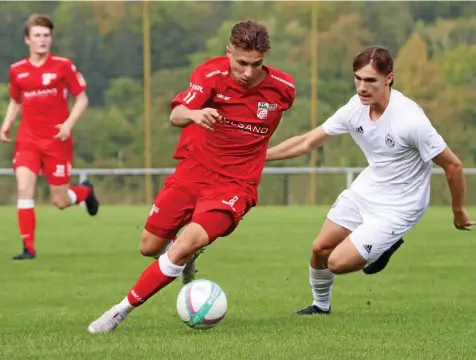  ?? GERD GREIF ?? Für Talente wie Robbie Felßberg (in Rot) ist der FC Rot-Weiß durch den Regionalli­ga-Aufstieg wieder ein echtes Sprungbret­t.