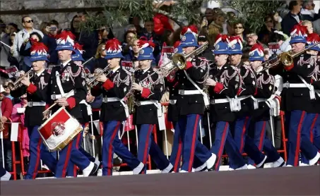  ??  ?? L’Orchestre des carabinier­s du prince accompagne les grands événements de la vie officielle monégasque, comme chaque fête nationale, le  novembre, sur la place du Palais.