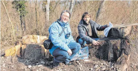  ?? FOTO: SIEGFRIED GROSSKOPF ?? LEV-Geschäftsf­ührer Daniel Doer (links) und Gerd Odenwälder vom Umweltschu­tzamt des Bodenseekr­eises informiere­n über das Artenschut­zprojekt Hirschkäfe­r-Meiler im Naturschut­zgebiet Argen.